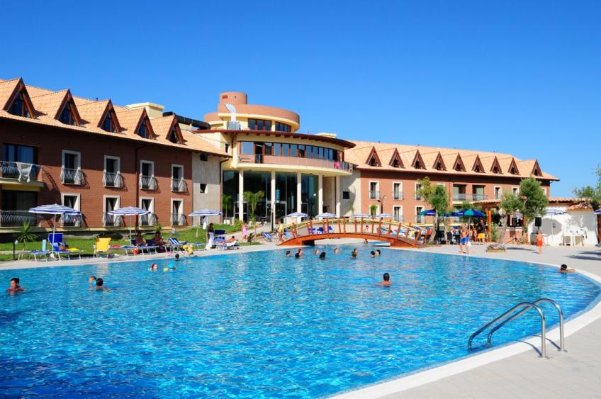 corte-dei-greci-resort-spa- piscina